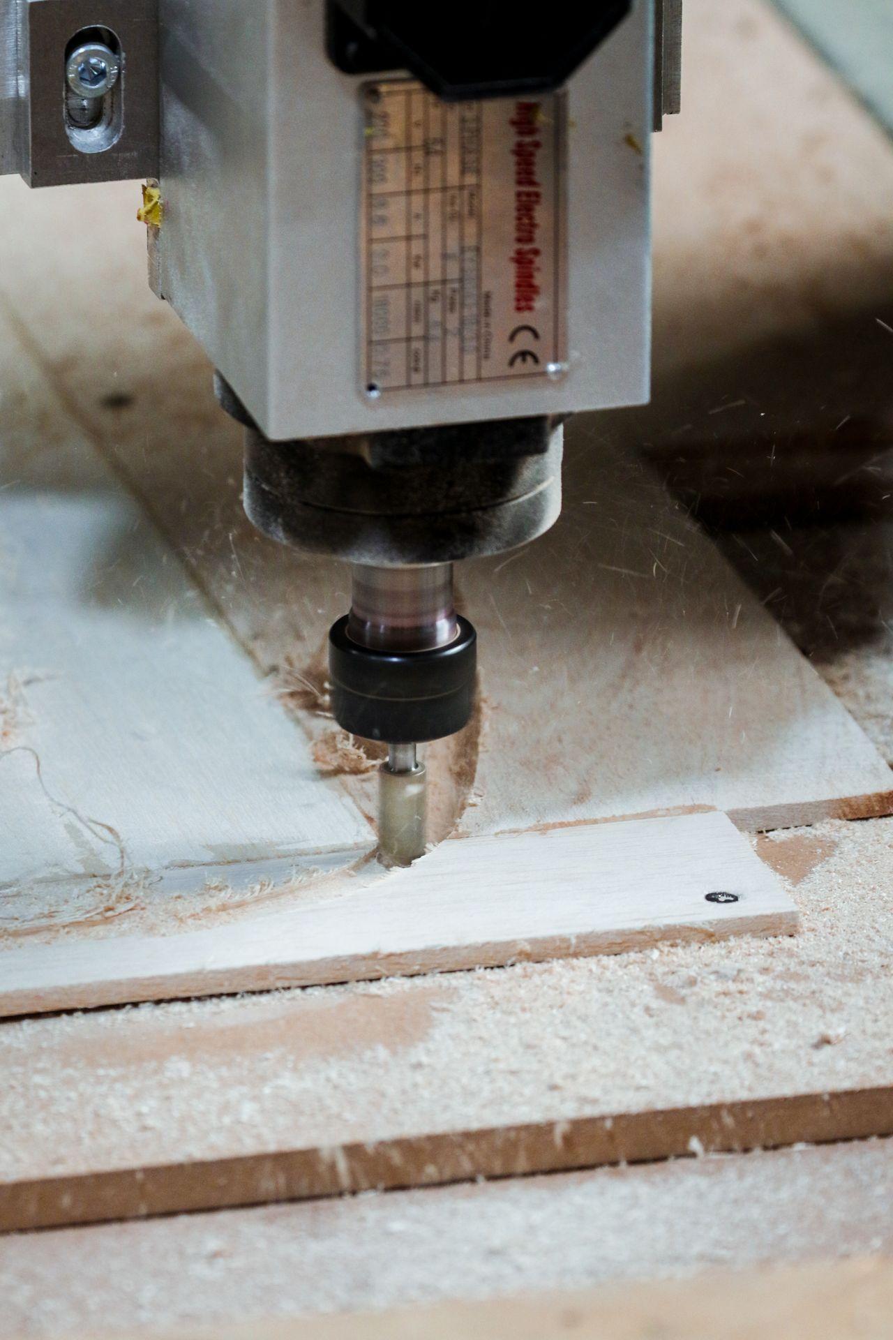 Macchina CNC durante il taglio di un pannello